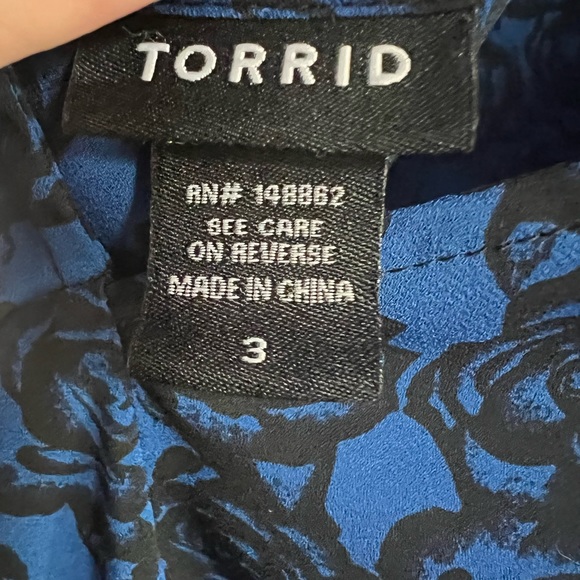 Cute torrid hi lo shirt in size 3. Blue and black floral print! - Picture 5 of 5